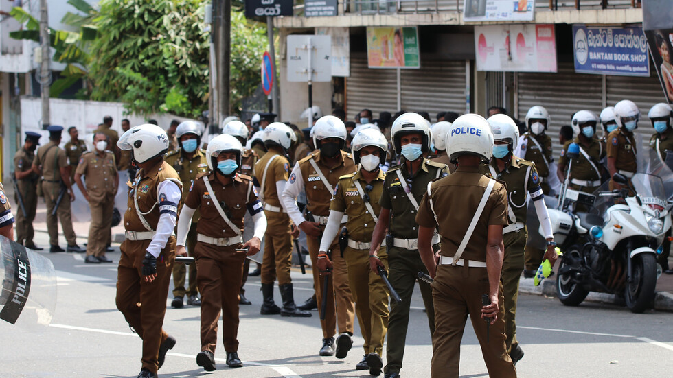 تأزم الأوضاع في سريلانكا: بعد استقالة جميع وزراء الحكومة.. حاكم المصرف المركزي يستقيل!