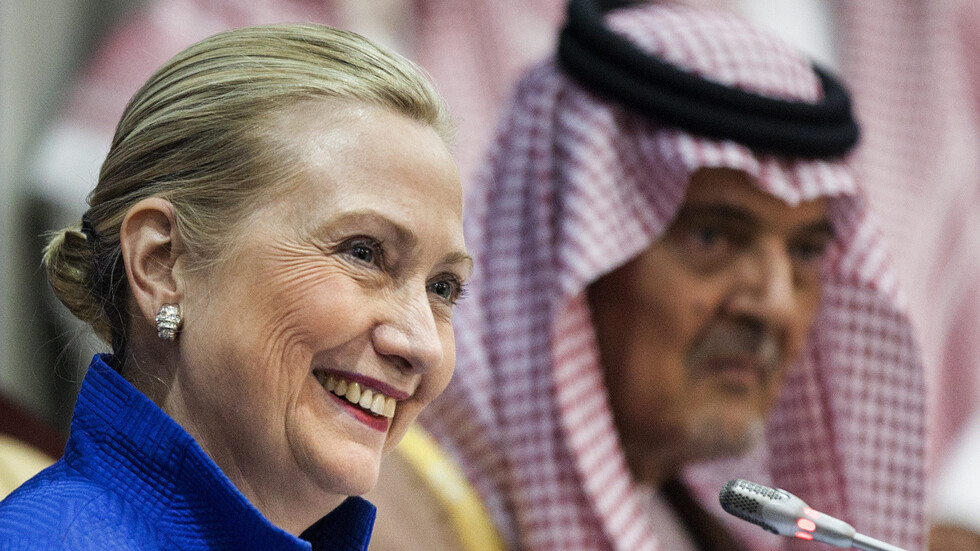 هيلاري كلينتون تثير غضب السعوديين بتصريحات عن معاملة المملكة بأسلوب "العصا والجزرة" (فيديو)