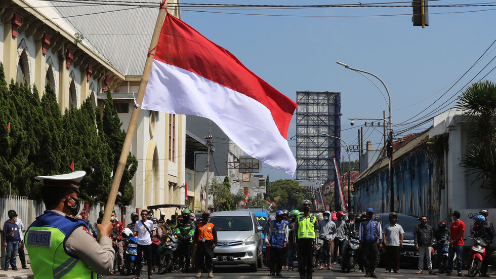 الحكم بالإعدام على مدرس إندونيسي لاغتصابه 13 طالبة