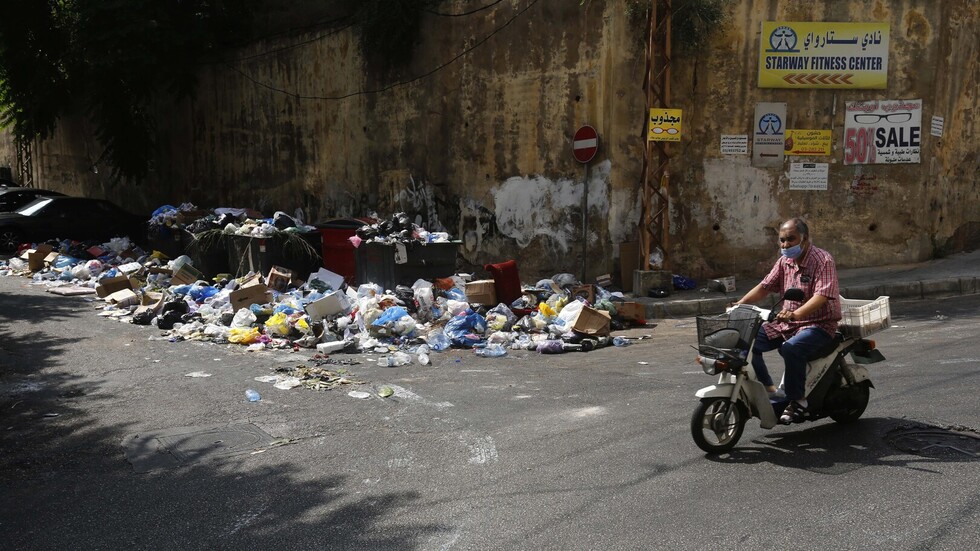 لبنان.. النفايات تغرق شوارع العاصمة وميقاتي يتدخل للحل