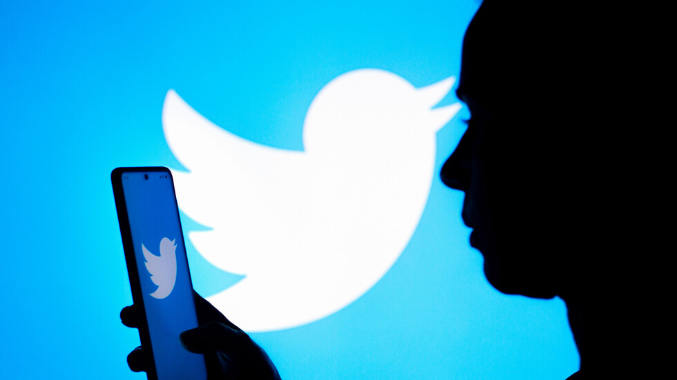 "تويتر" ستطالب بإزالة الصور والفيديوهات لأسرى الحرب