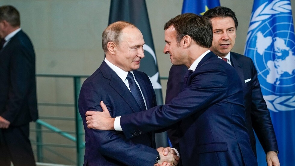 ماكرون يعتبر أنه من الصواب مواصلة الحوار مع بوتين