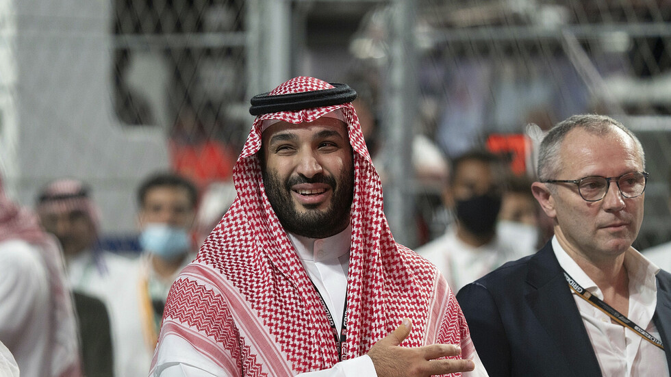 لحظة استقبال بن سلمان من قبل شقيقه الأكبر لدى وصوله المدينة المنورة تثير تفاعلا (فيديو)