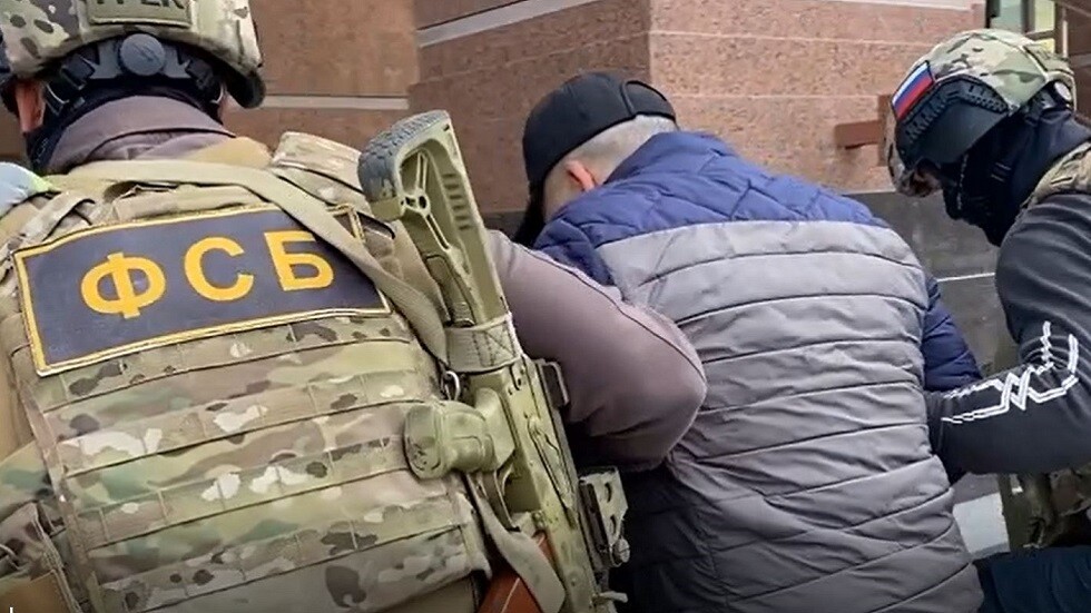 تظاهر بأنه لاجئ.. الأمن الروسي في القرم يعتقل مشتبها بانتمائه لتنظيم مسلح غير قانوني
