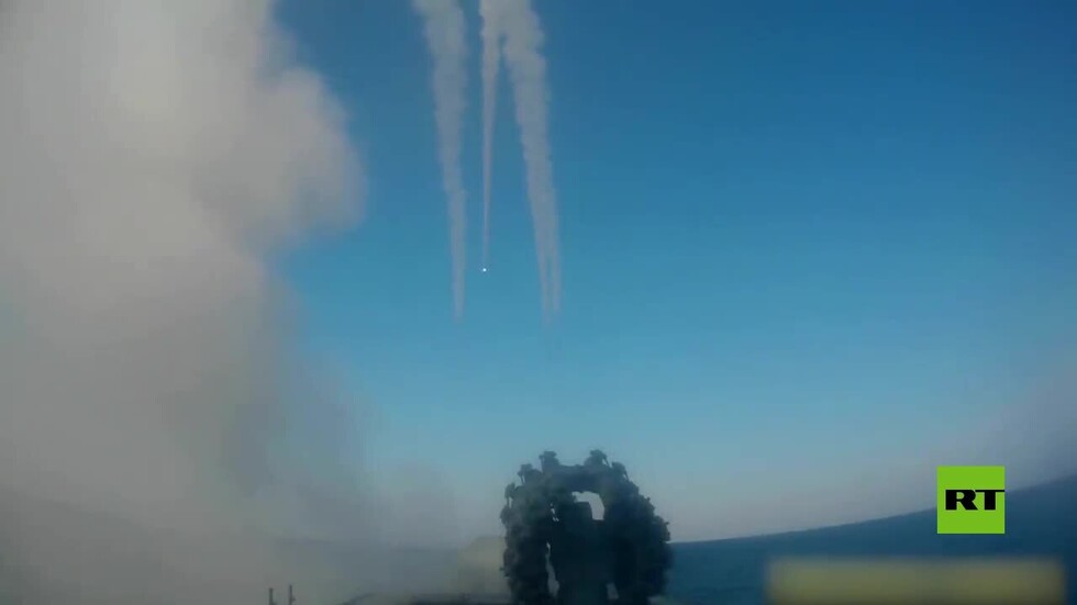 فرقاطة روسية تطلق صواريخ 