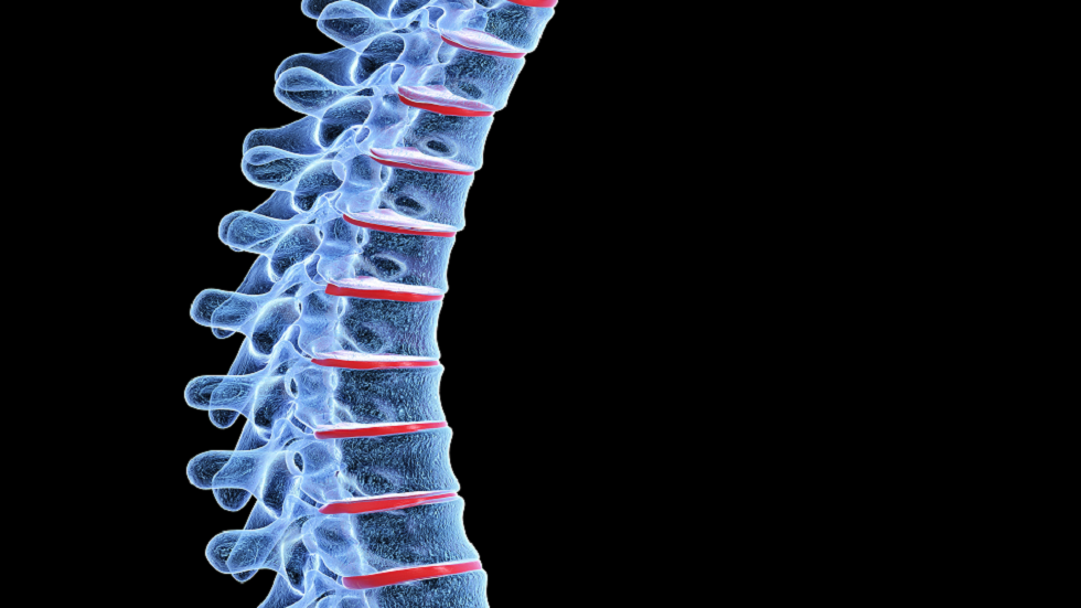 غرسة في العمود الفقري تسمح لمقعدة بالمشي لأول مرة منذ 18 شهرا!