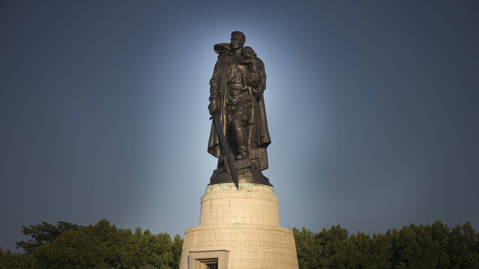 السفارة الروسية في برلين توجه مذكرة احتجاج على تدنيس النصب التذكاري للمحررين السوفيت