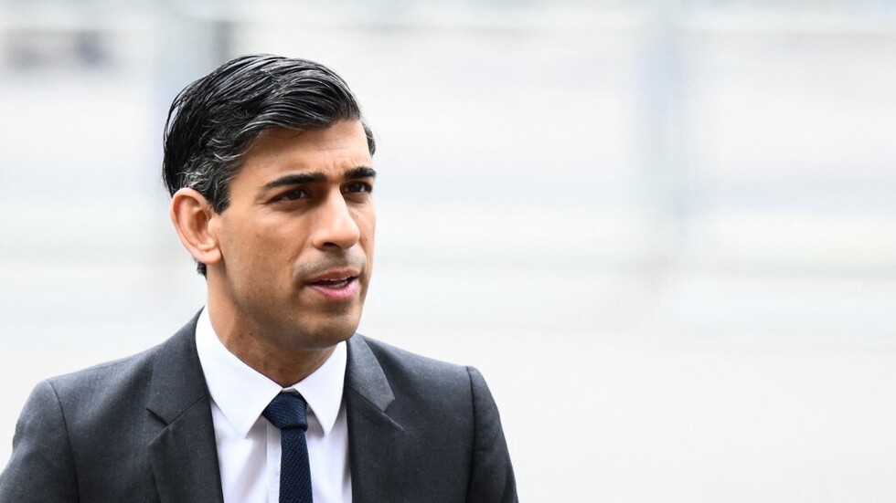 وزير الخزانة البريطاني يدافع عن زوجته بعد معلومات عن عدم دفعها الضرائب