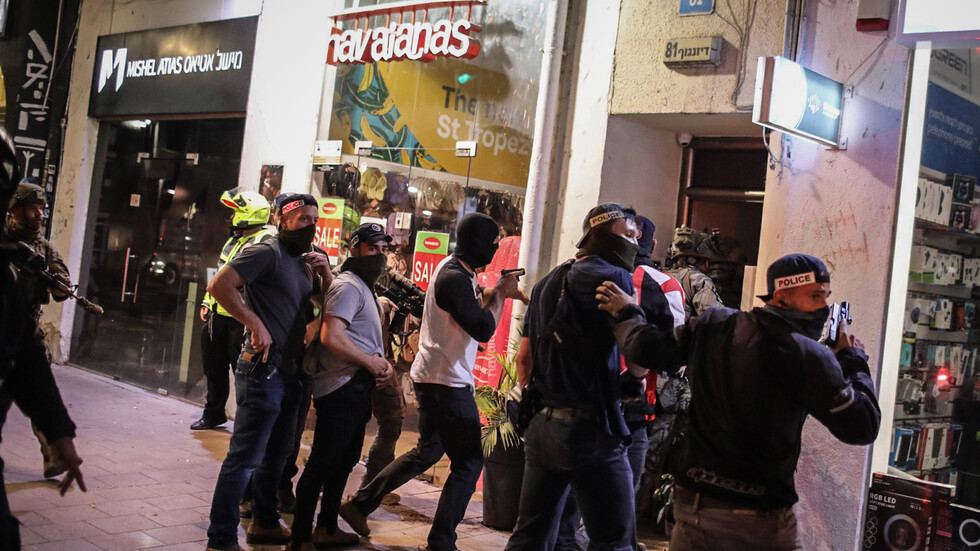 أحدهما داخل المسجد.. مقطعا فيديو يوثقان تنقل منفذ عملية تل أبيب!