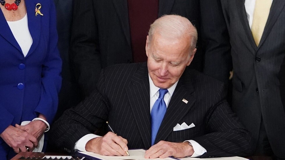 بايدن يوقع على تشريع إنهاء استيراد النفط الروسي وتعليق العلاقات التجارية مع موسكو ومينسك