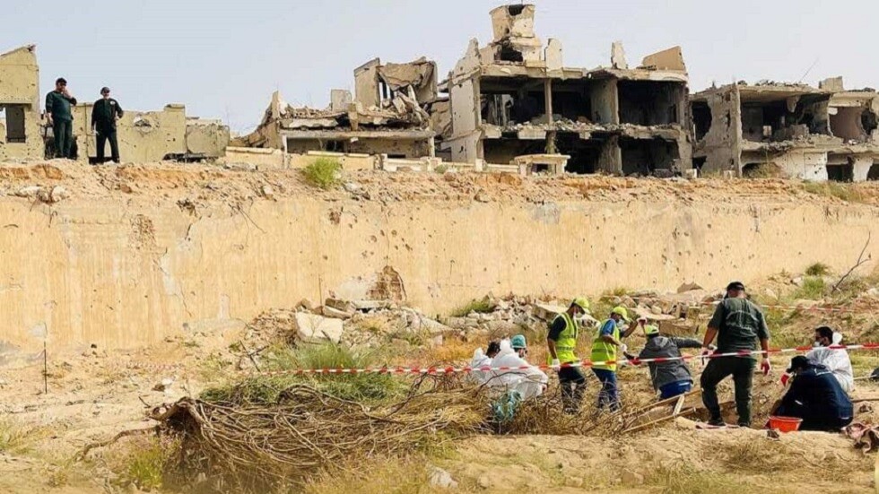 ليبيا.. انتشال 11 جثة مجهولة الهوية في سرت (صور)