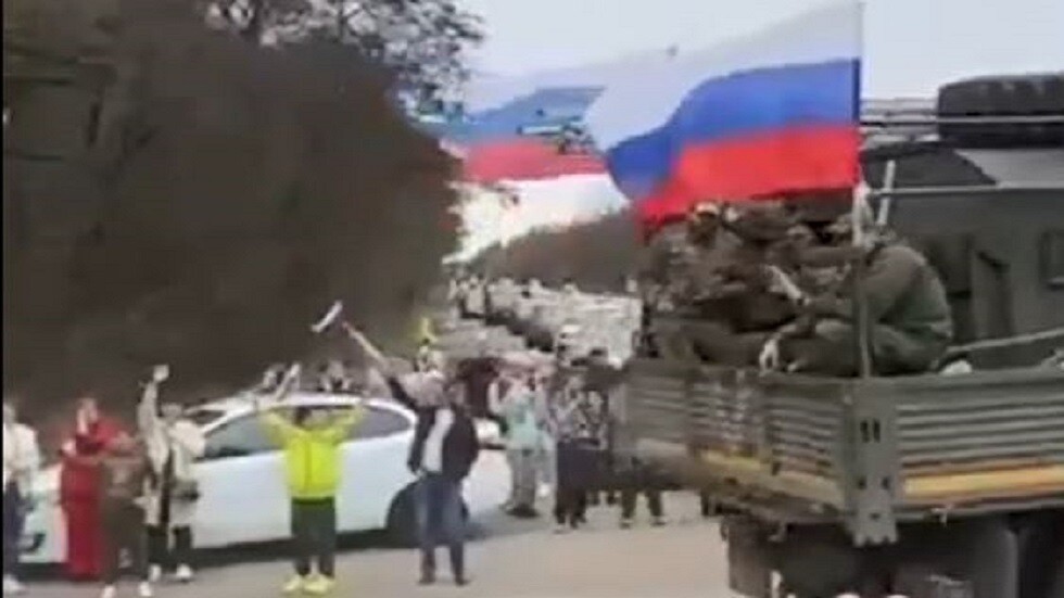 عربات الجنود الروس تتجه إلى الجبهة الأوكرانية وسط ترحيب شعبي