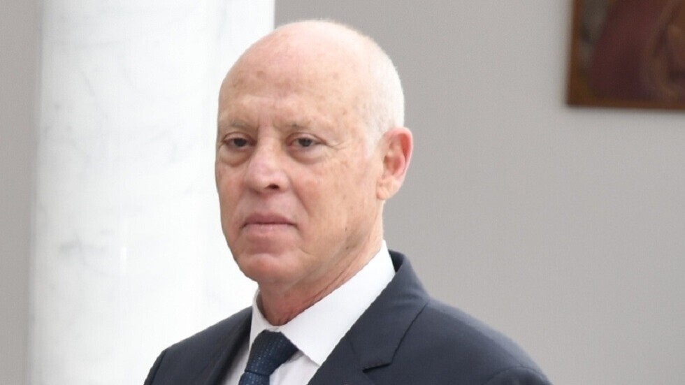 الرئيس التونسي يصدر مرسوما "يعترف بحق عائلات شهداء ومصابي الثورة في التعويض"