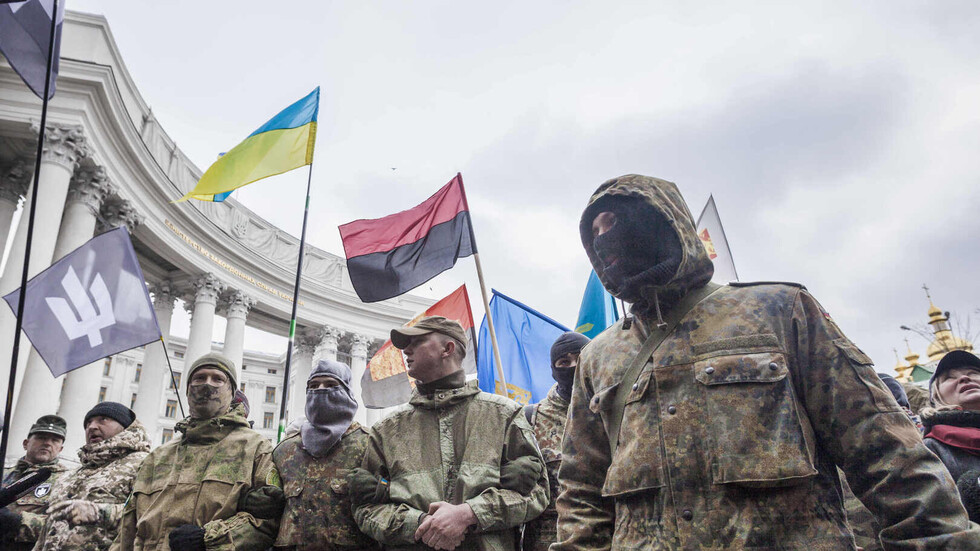 ممثلة أوكرانية تصور فيديو يدعو لقتل الروس على طريقة "داعش"