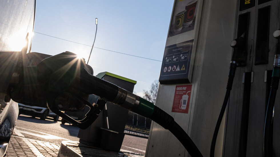 للمرة الأولى في نحو 3 أسابيع.. برميل "برنت" يهبط دون مستوى 98 دولارا