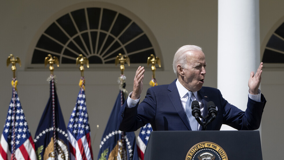 زائر للبيت الأبيض يرفع لافتة أثناء خطاب بايدن تنتقد استخدام الأسلحة الأمريكية في الخارج