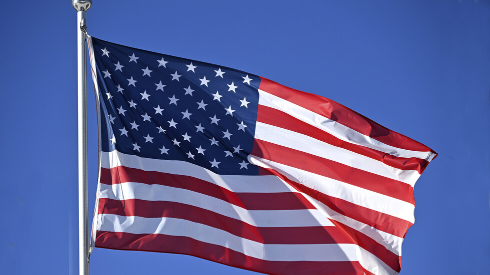 من بينها السعودية.. واشنطن ترفع 3 دول من قوائم الدول المحظور السفر إليها