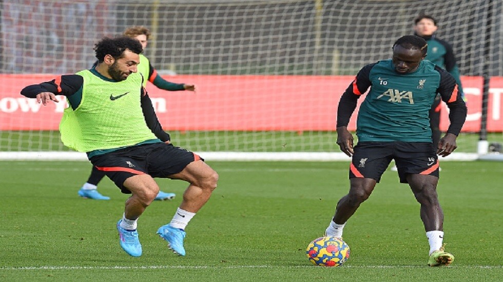 صحيفة "ميرور" البريطانية: قانون سقف الرواتب قد يطيح بمحمد صلاح وماني من ليفربول