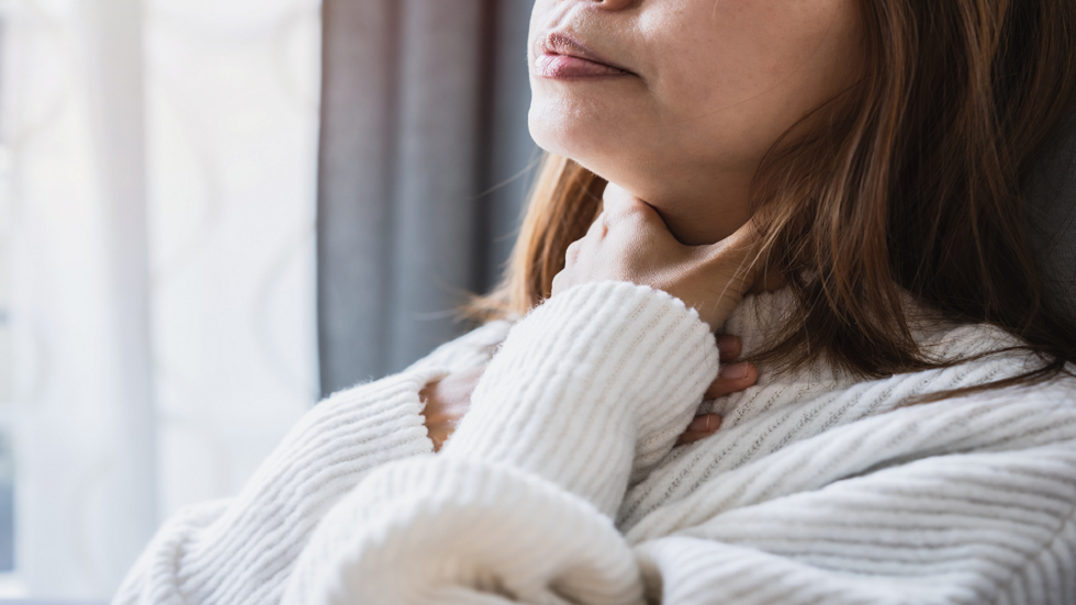 كيفية اكتشاف التهاب الحلق الناتج عن مرض "كوفيد"!