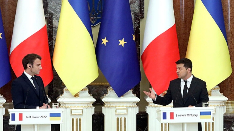 زيلينسكي يصف رفض ماكرون التحدث عن "إبادة" في أوكرانيا بأنه مؤلم