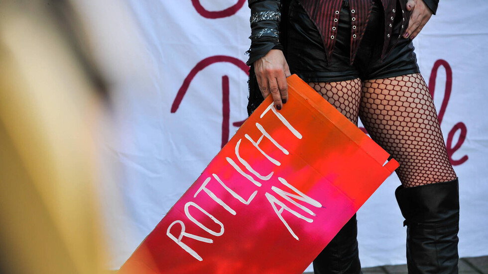 الغارديان: الجنس مقابل المال.. فضيحة مدوية تهز وزارة الداخلية البريطانية!