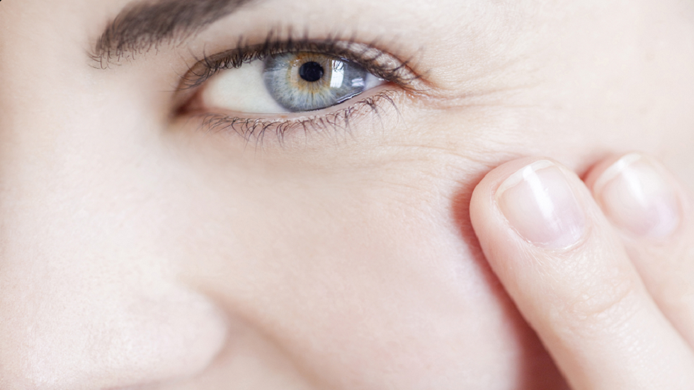 كيفية "محاربة شيخوخة البشرة".. فيتامين يساعد في "تقليل الهالات السوداء تحت العين والتجاعيد"!