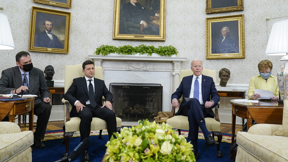 "واشنطن بوست": زيلينسكي طالب بايدن بإدراج روسيا على "قائمة ممولي الإرهاب"