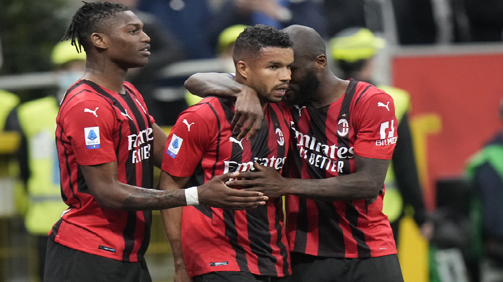 ميلان يهزم جنوى ويستعيد صدارة الدوري الإيطالي