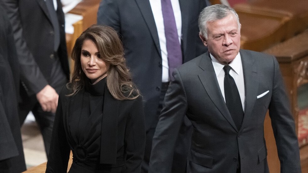 الملكة رانيا تهنئ الملك عبد الله بسلامته عبر صورة تجمعهما بعد خضوعه لعملية جراحية