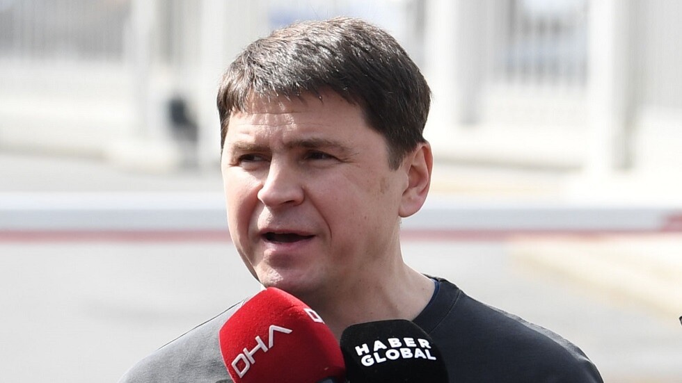 مستشار زيلينسكي يشتكي من توريد الاتحاد الأوروبي أسلحة