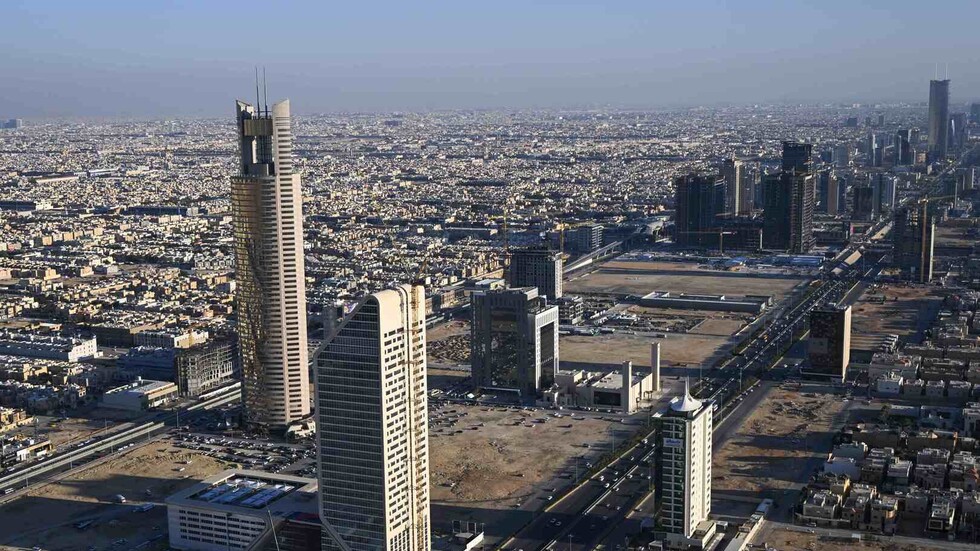 هل سيتم فتح خاصية الاتصال عبر تطبيق "واتس اب" في السعودية؟ وزير الاتصالات يجيب (فيديو)