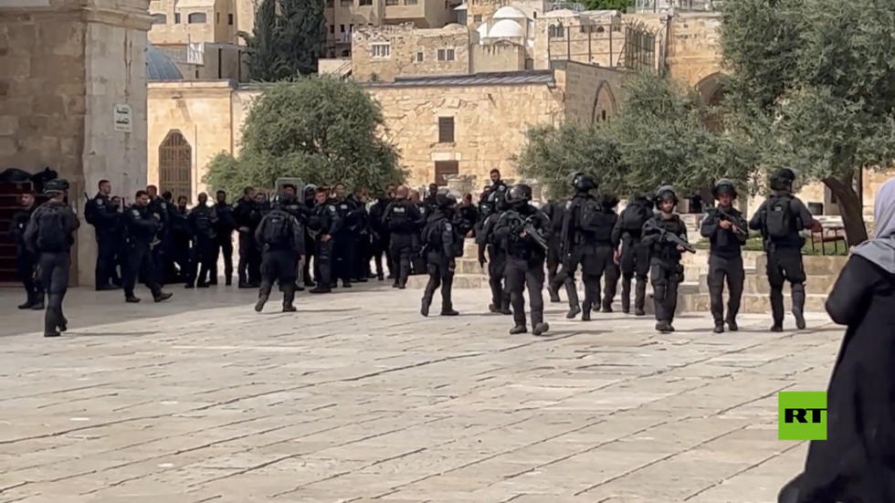 اشتباكات بين القوات الاسرائيلية والفلسطينيين في المسجد الأقصى