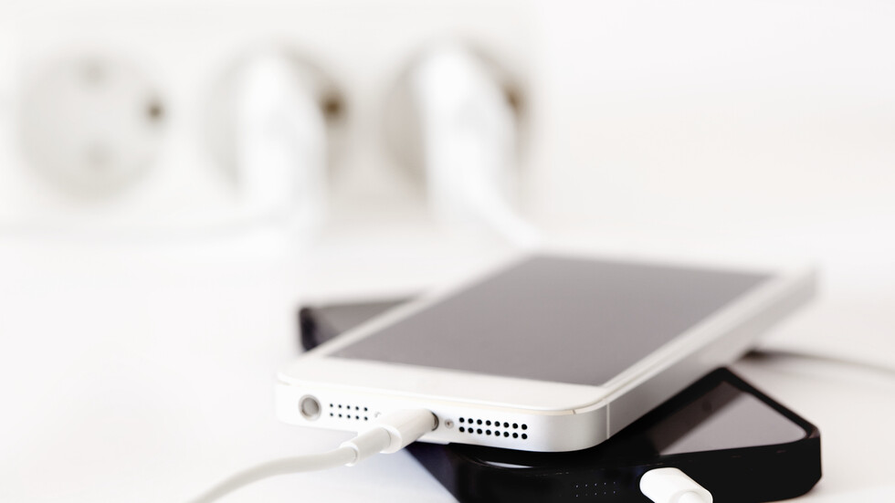 خبير تقني يكشف عن 3 علامات تدل على أن كابل "آيفون" الخاص بك قد يقتلك!