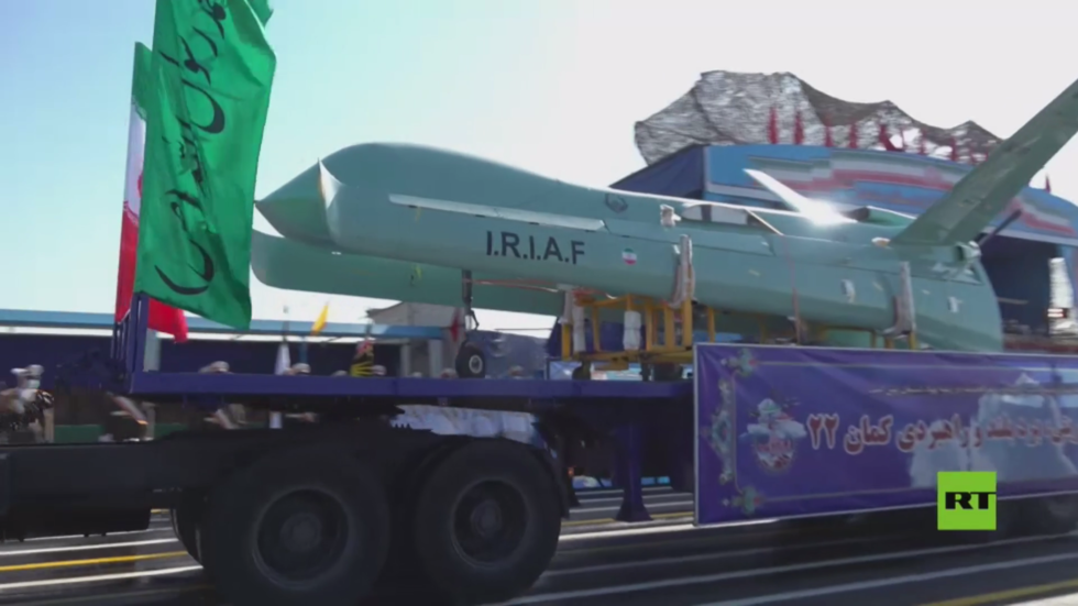 بالفيديو.. عرض عسكري في إيران بمناسبة يوم الجيش