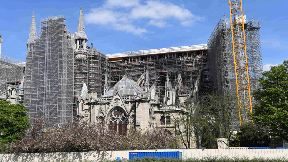 فتح تابوت غامض اكتُشف في كاتدرائية نوتردام بعد أن دمرها حريق 2019!