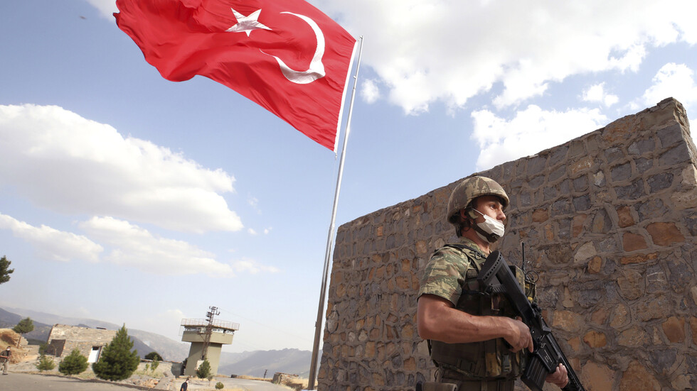 تركيا تعلن عن تحييد 26 عنصرا من "بي كا كا" منذ بدء عملية "قفل المخلب"