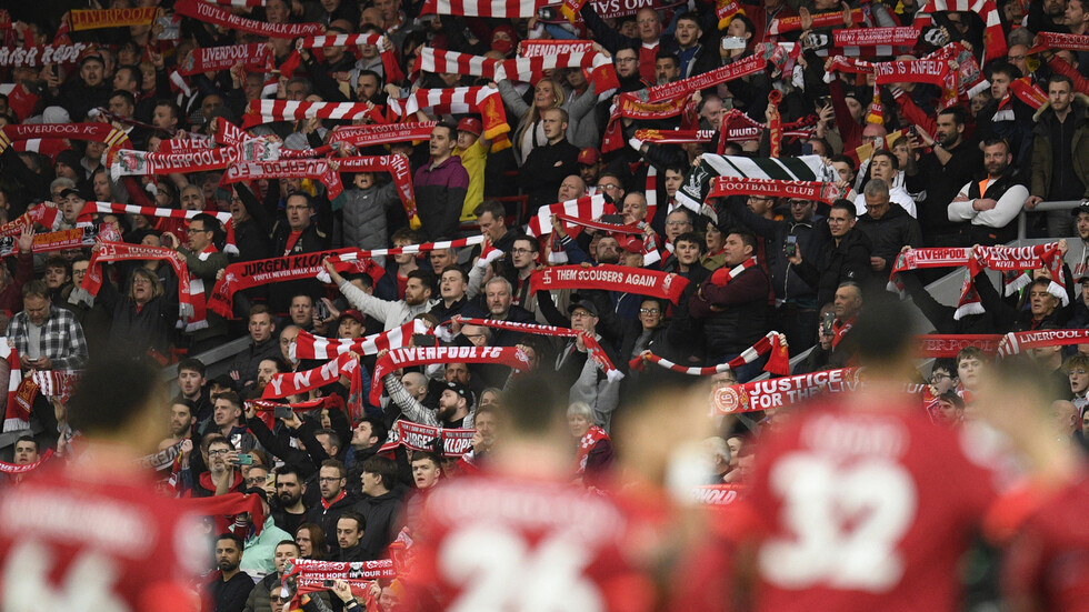 بالفيديو.. جماهير ليفربول تساند رونالدو الغائب عن مواجهة الريدز ومانشستر يونايتد