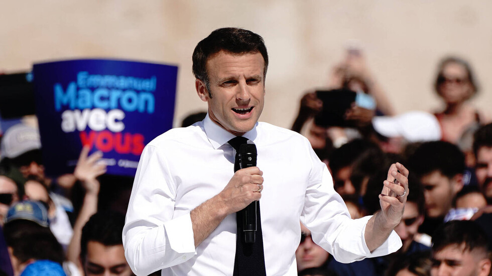 ماكرون: قانون حظر الحجاب الذي تنوي لوبان فرضه سيخلق حربا أهلية