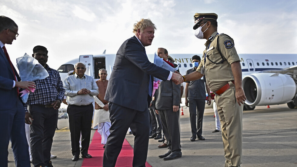 في محاولة لإقناع نيودلهي بتقليص علاقتها مع موسكو.. جونسون يصل إلى الهند