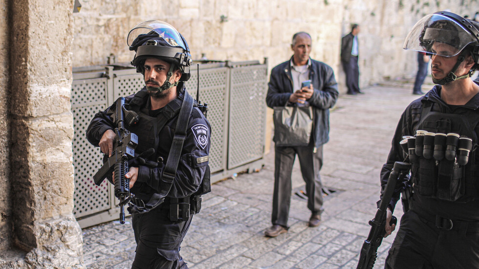 إصابة 8 فلسطينيين خلال محاولة القوات الإسرائيلية اقتحام المصلى القبلي