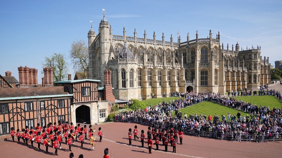 بالفيديو.. الحرس الملكي يعزف أغنية للملكة اليزابيث الثانية