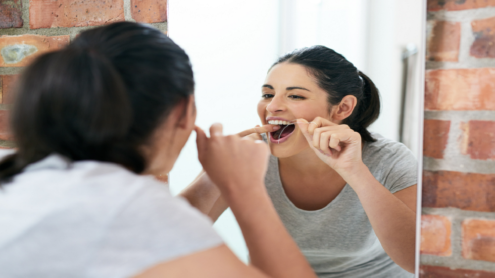 صحة الفم .. ماذا ينجم عن عدم تنظيف الأسنان بالخيط دوريا؟