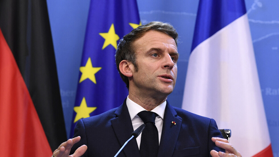 ماكرون يستعرض مهاراته في الملاكمة (فيديو)