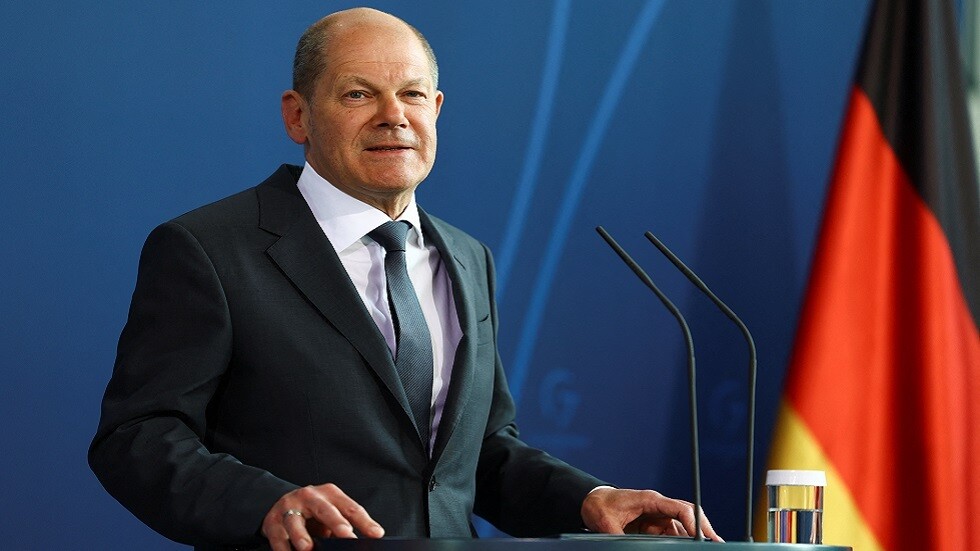 شولتس حول قضية تسليم أسلحة ثقيلة لأوكرانيا: يجب تفادي تصعيد قد يؤدي إلى حرب عالمية ثالثة