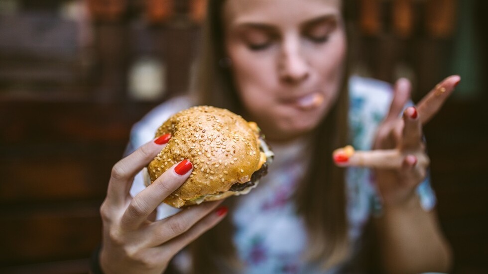 الأكل العاطفي .. ما هو وكيف يمكن  التغلب عليه؟