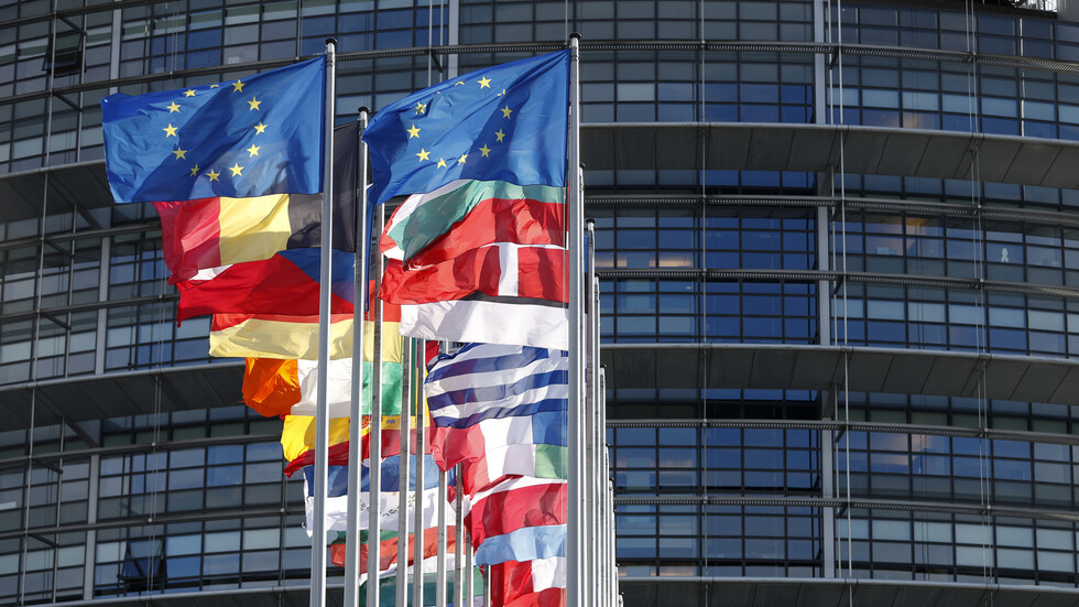 "بوليتيكو": الحزمة الـ6 من العقوبات الأوروبية ضد موسكو ستشمل "نوعا من حظر" استيراد النفط الروسي