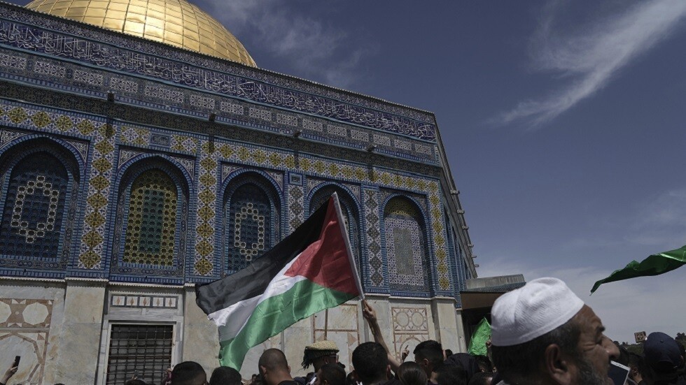 إصابة عشرات الفلسطينيين بالاختناق في باحات الأقصى جراء قنابل الغاز الإسرائيلية