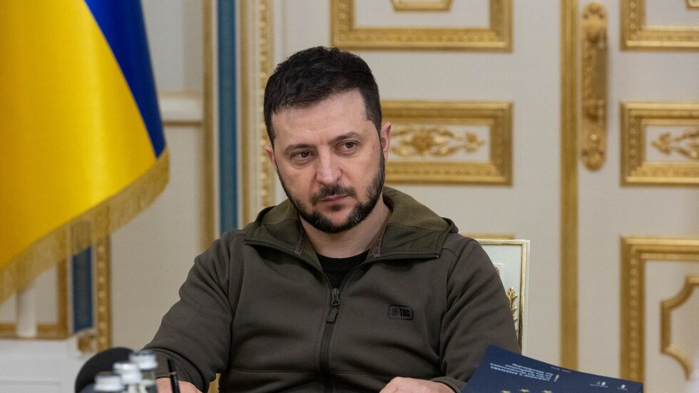 إعلامي أمريكي يدعو لفحص حسابات زيلينسكي المصرفية قبل مساعدة أوكرانيا