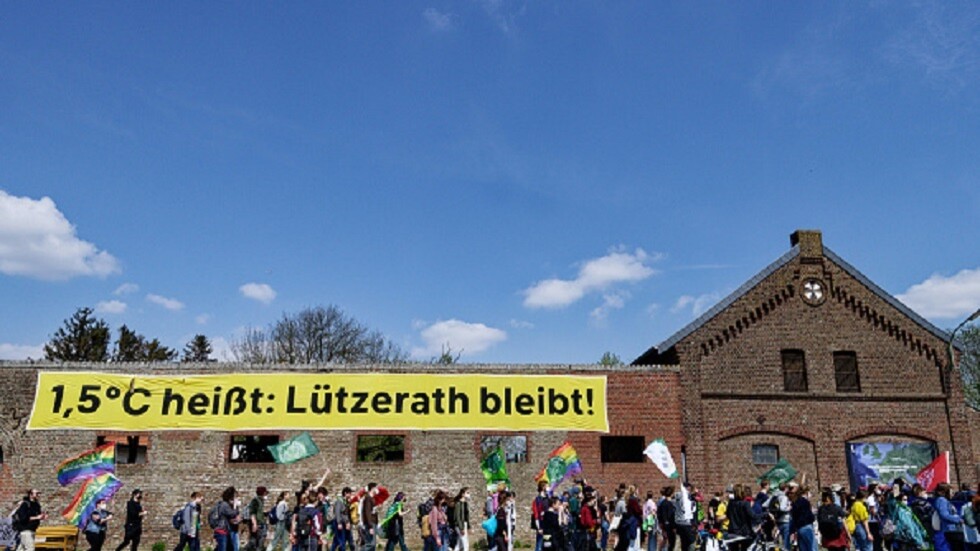 ألمانيا.. الآلاف يحتجون على خطط لهدم قرية غربي البلاد لتوسيع منجم فحم (صور + فيديو)