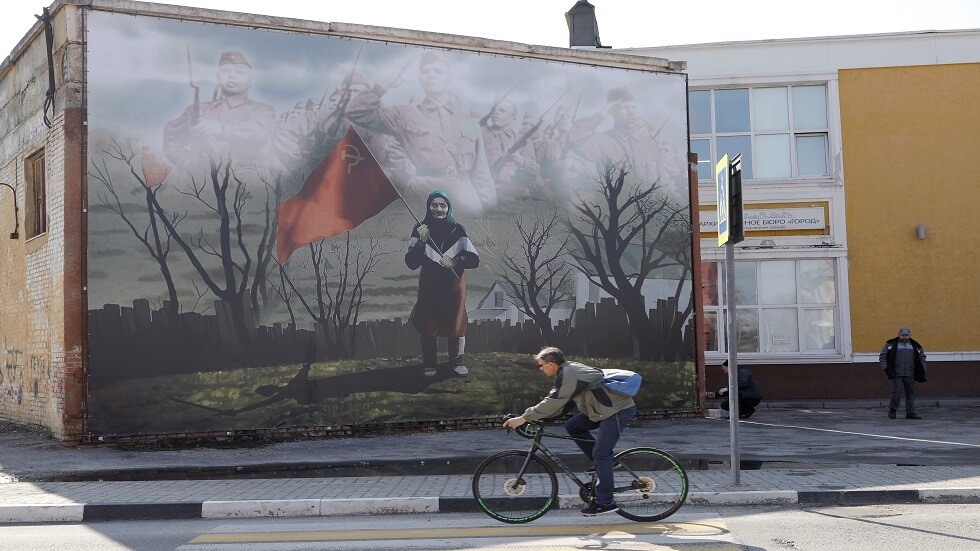 "روسكوسموس" ترسم على إحدى مركباتها صورة الجدّة الأوكرانية التي رفعت العلم السوفييتي في وجه قوات كييف